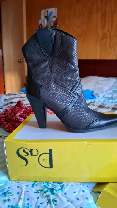 Botines de cuero negro con tacón alto número 35 - miniatura 1
