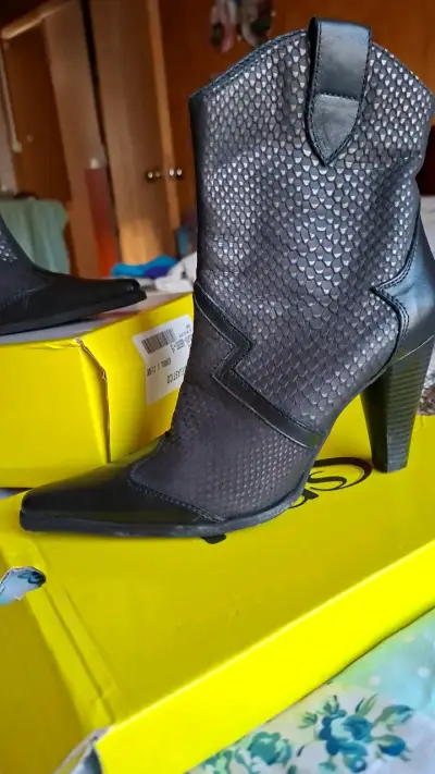 Botines de cuero negro con tacón alto número 35 - miniatura 2