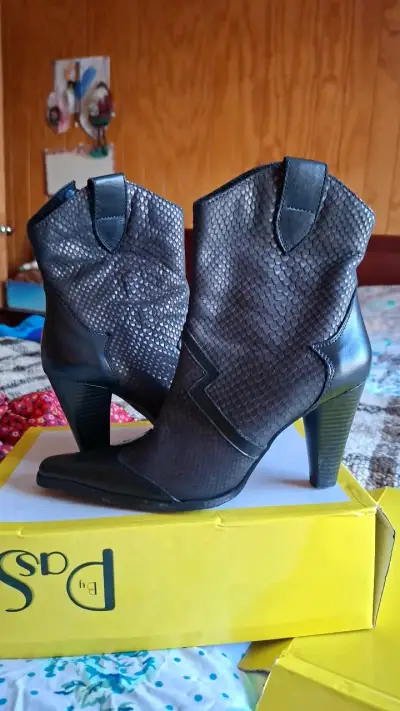 Botines de cuero negro con tacón alto número 35 - miniatura 3