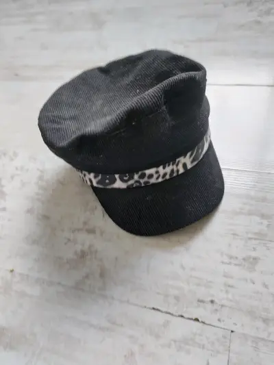 Gorra negra con diseño animal print - miniatura 1