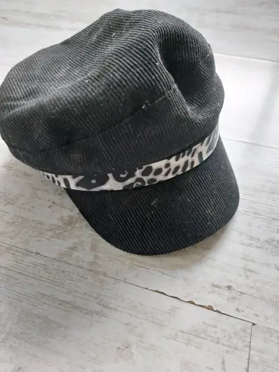 Gorra negra con diseño animal print - miniatura 2
