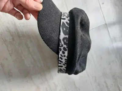 Gorra negra con diseño animal print - miniatura 3
