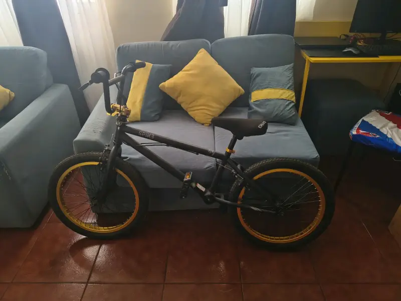 Bicicleta BMX negra con llantas amarillas nueva - 1