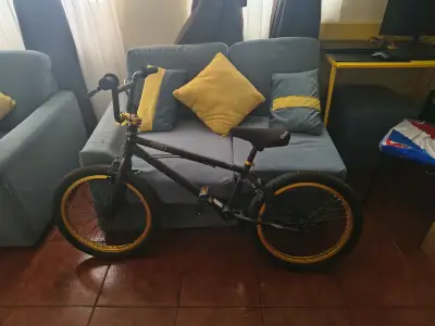 Bicicleta BMX negra con llantas amarillas nueva - miniatura 1