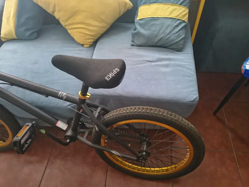 Bicicleta BMX negra con llantas amarillas nueva - 2
