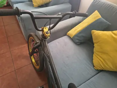 Bicicleta BMX negra con llantas amarillas nueva - miniatura 3
