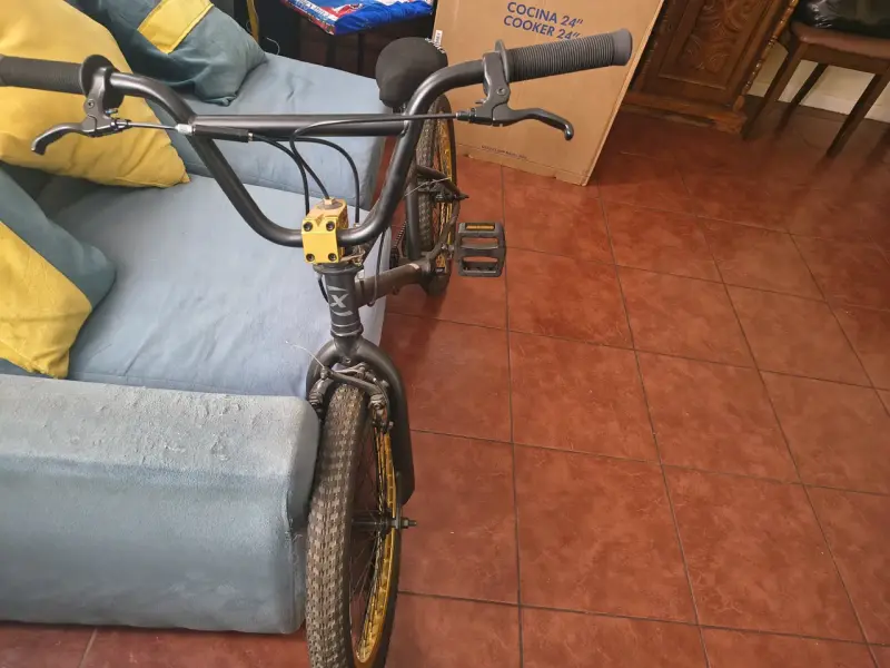Bicicleta BMX negra con llantas amarillas nueva - 4