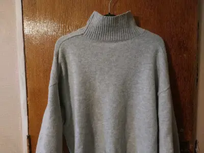 Suéter de lana gris con cuello alto - miniatura 1