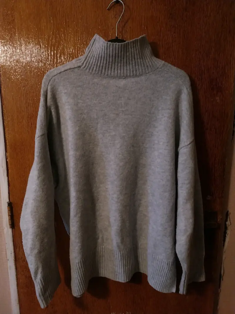 Suéter de lana gris con cuello alto - 2