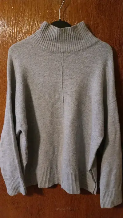 Suéter de lana gris con cuello alto - miniatura 3