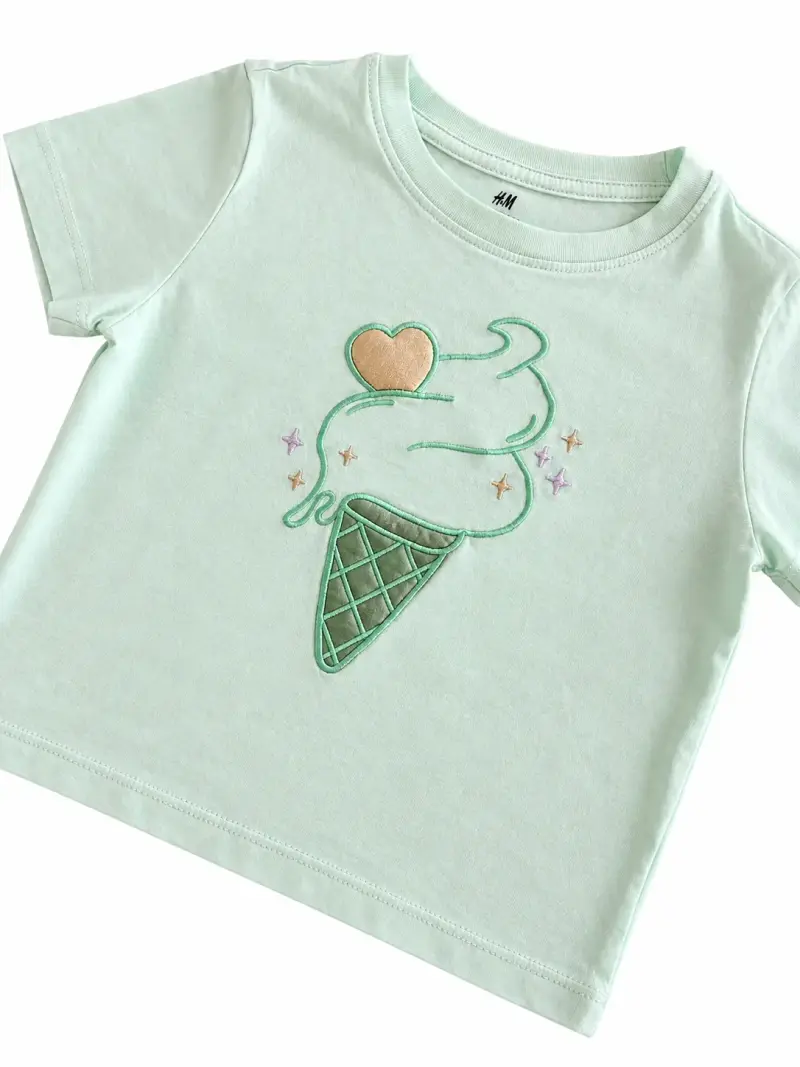 Polera infantil verde con diseño de helado