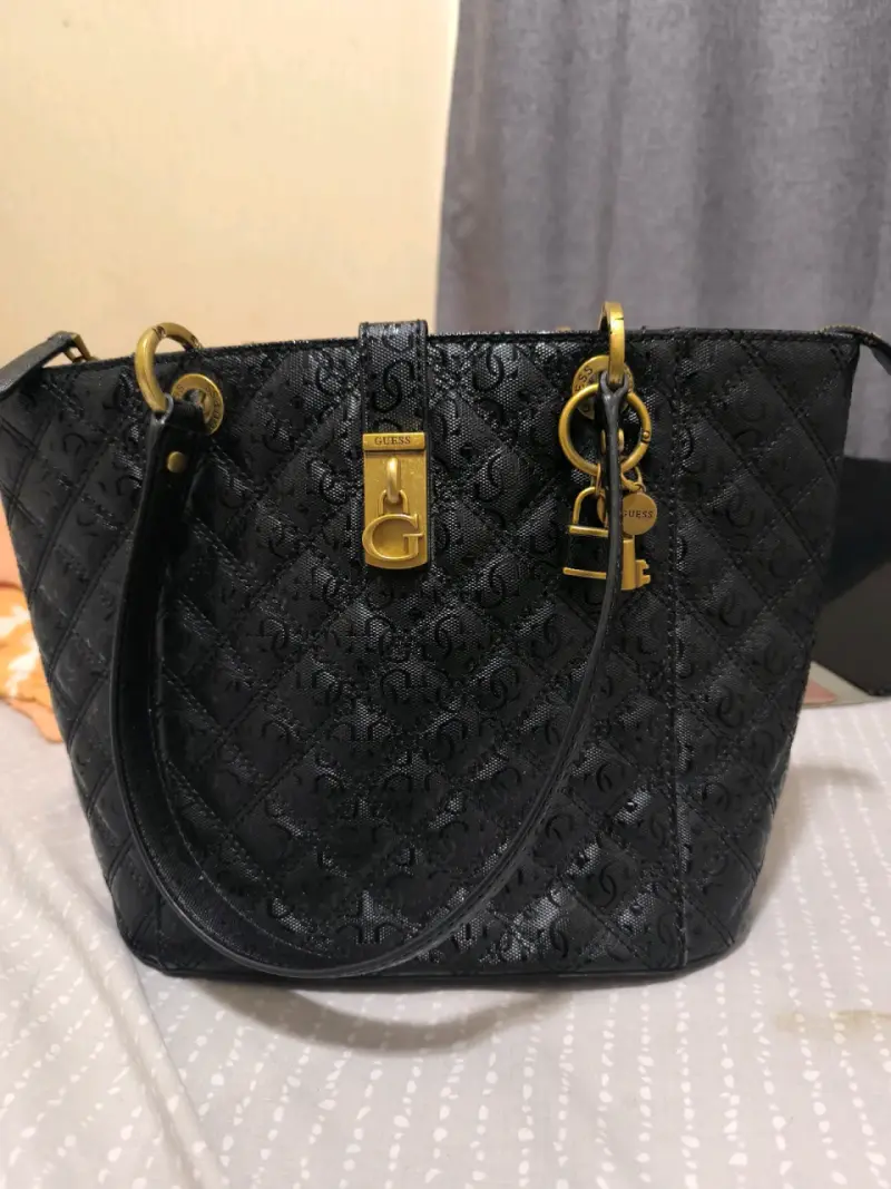 Bolso de mano Guess negro con detalles dorados - 1