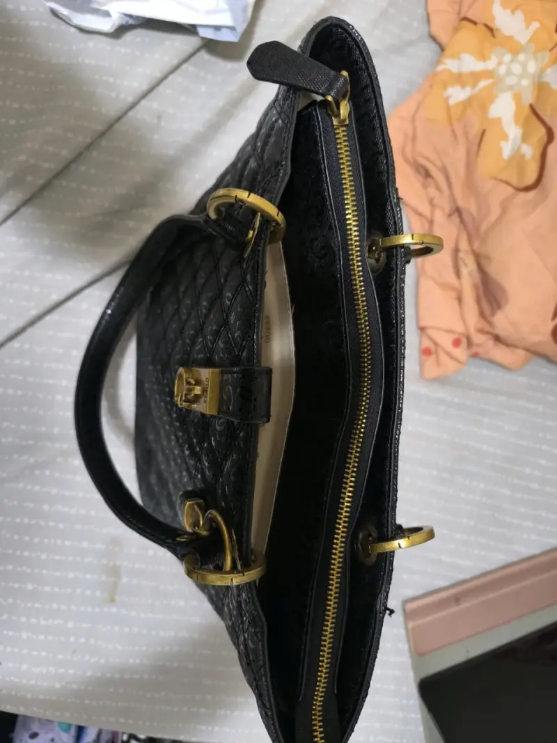 Bolso de mano Guess negro con detalles dorados - 2