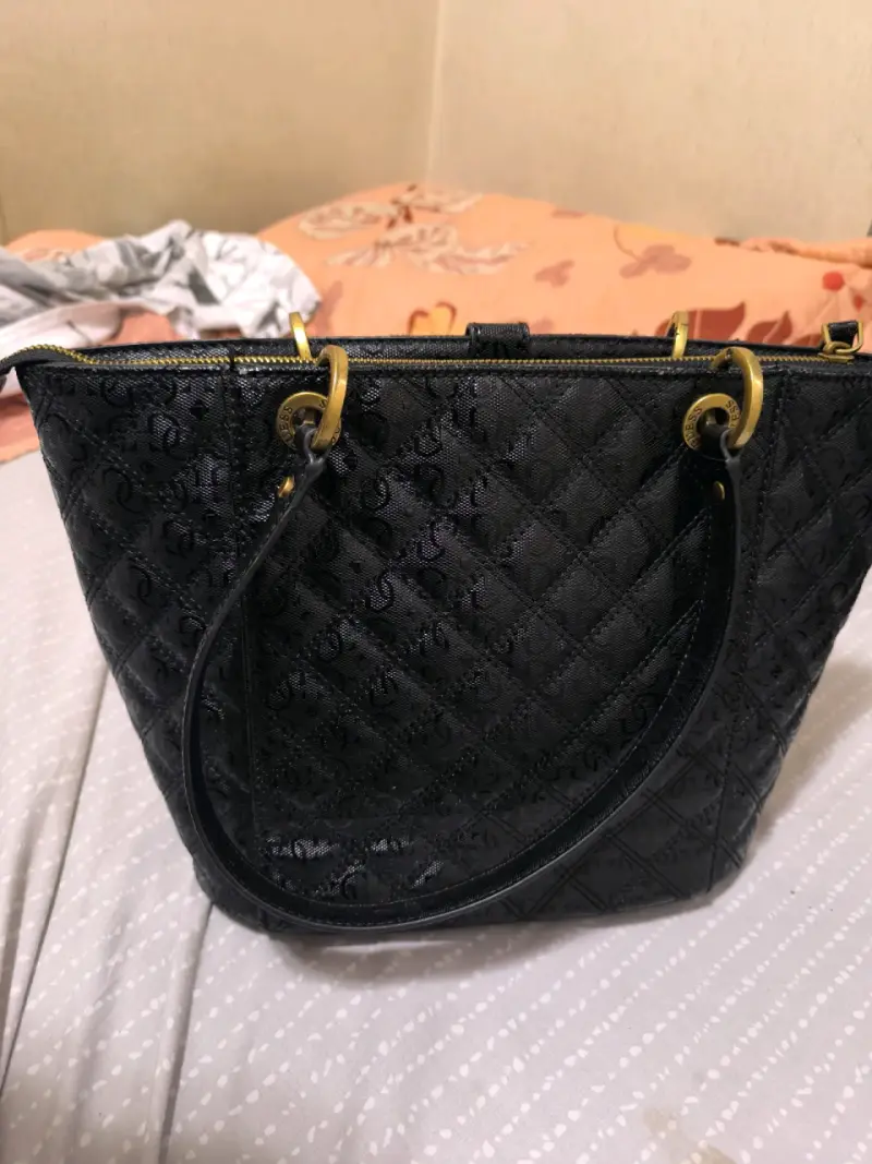 Bolso de mano Guess negro con detalles dorados - 3