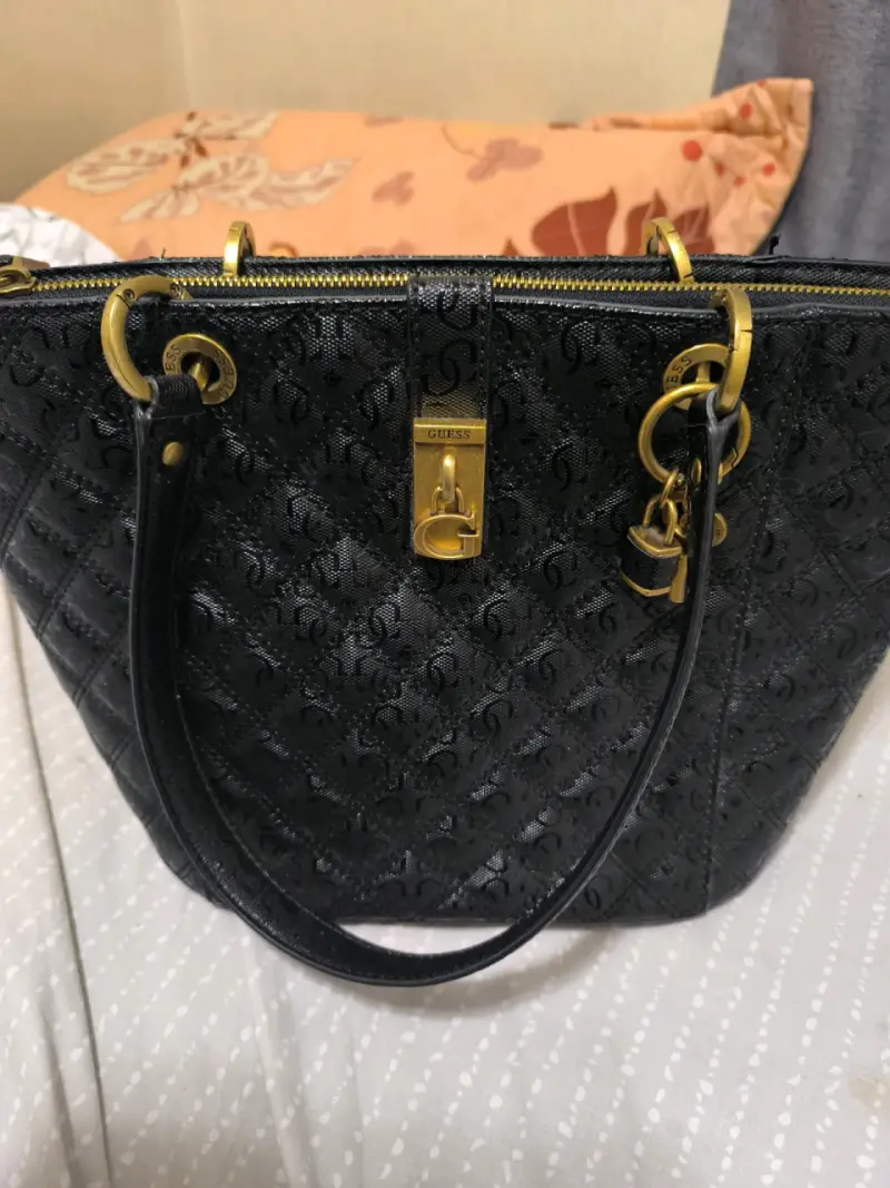 Bolso de mano Guess negro con detalles dorados - 4
