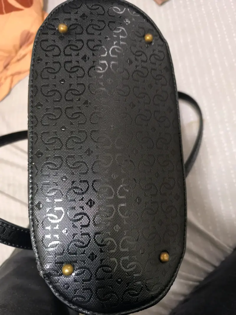 Bolso de mano Guess negro con detalles dorados - 5