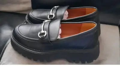 Mocasines de cuero negro con hebilla metálica - miniatura 1