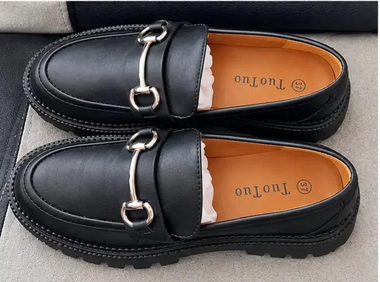 Mocasines de cuero negro con hebilla metálica - 2