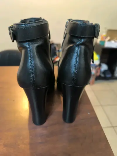 Botines de cuero negro con tacón alto para mujer - miniatura 1