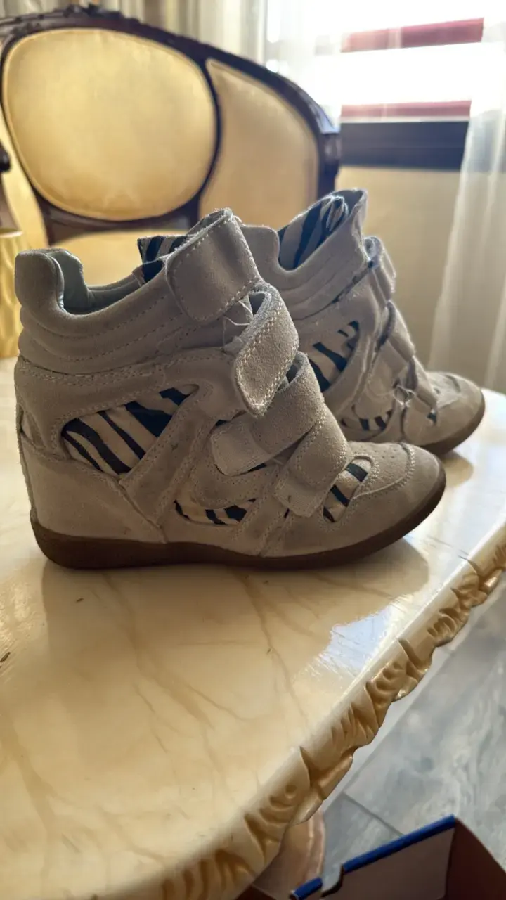 Zapatillas con plataforma beige estilo casual - 2
