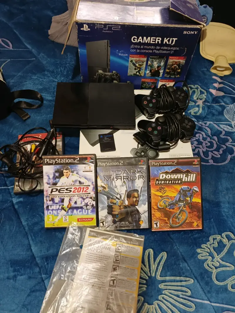 Consola PlayStation 2 con juegos y accesorios