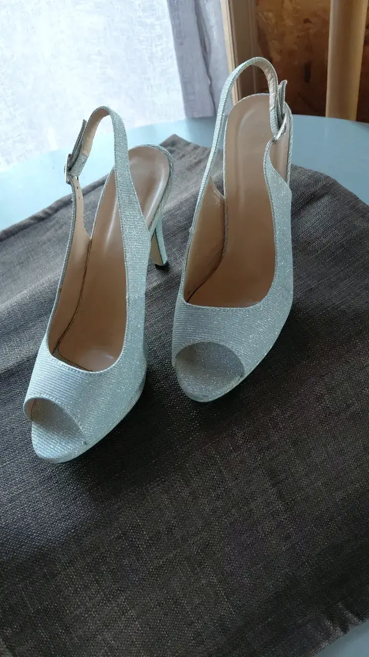 Zapatos de tacón abiertos con brillo plateado - 1