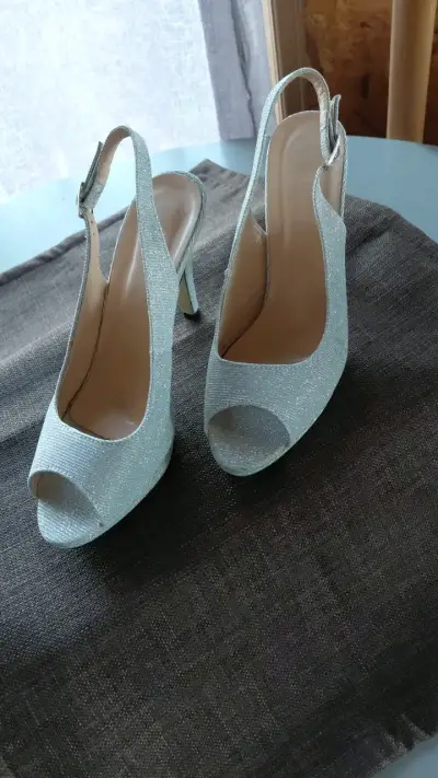 Zapatos de tacón abiertos con brillo plateado - miniatura 1
