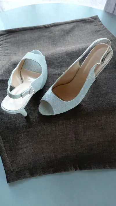 Zapatos de tacón abiertos con brillo plateado - miniatura 2