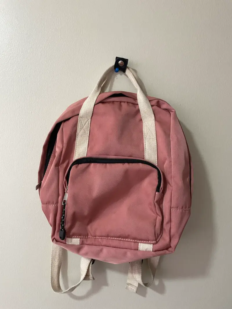 Mochila rosada de lona con bolsillo frontal