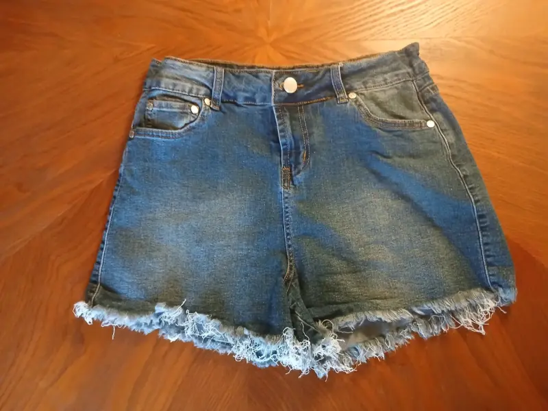 Shorts de mezclilla con borde deshilachado