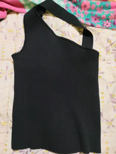 Top negro de un solo hombro para mujer - miniatura 1