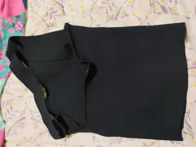 Top negro de un solo hombro para mujer - miniatura 2