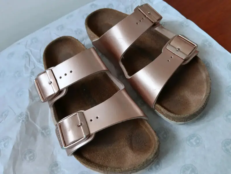 Sandalias Birkenstock metálicas con hebillas