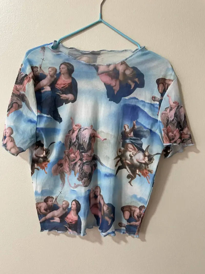 Polera estampada con diseño artístico