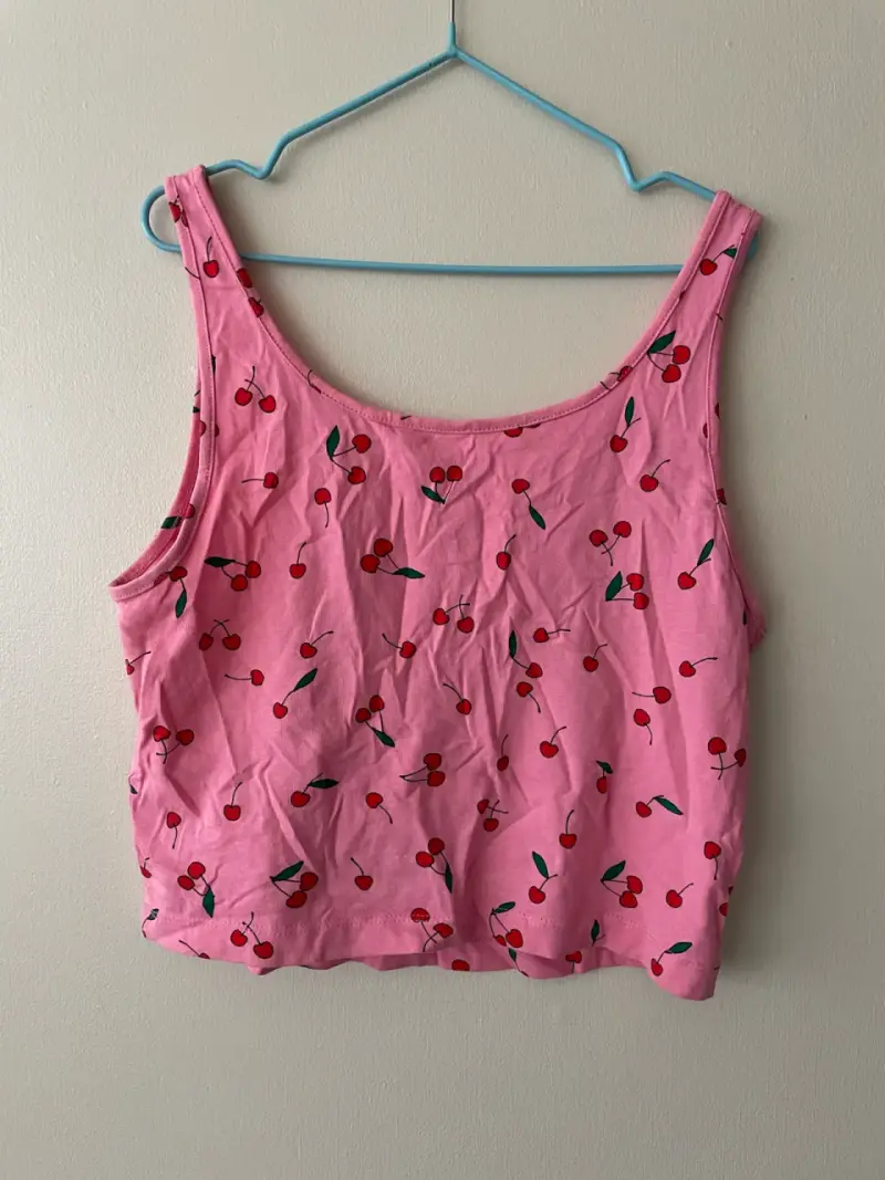 Top rosado con estampado de cerezas