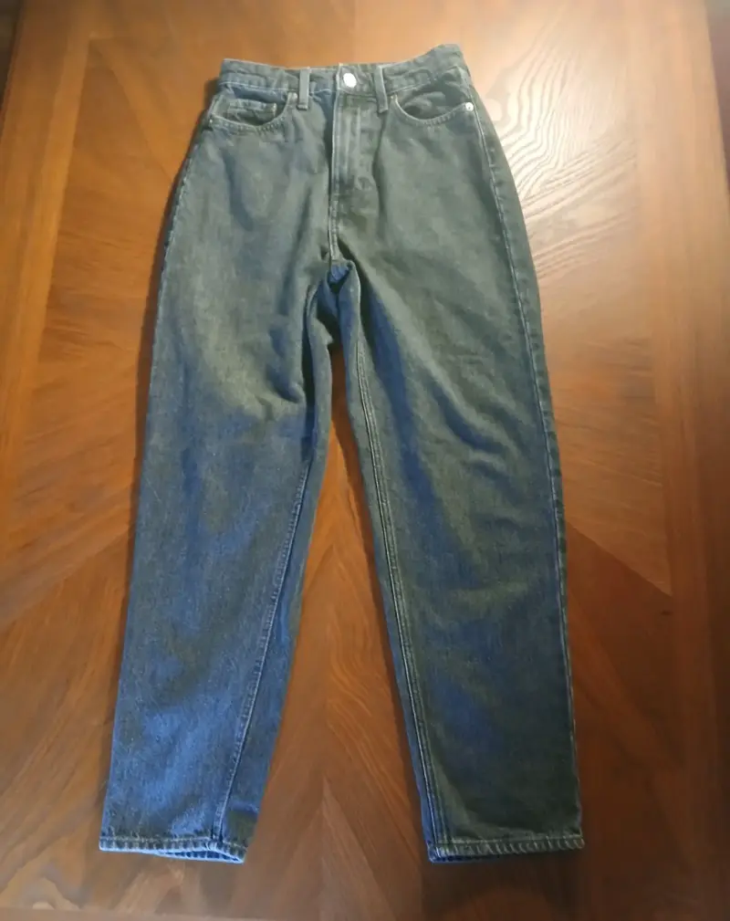 Jeans de mezclilla gris oscuro para mujer