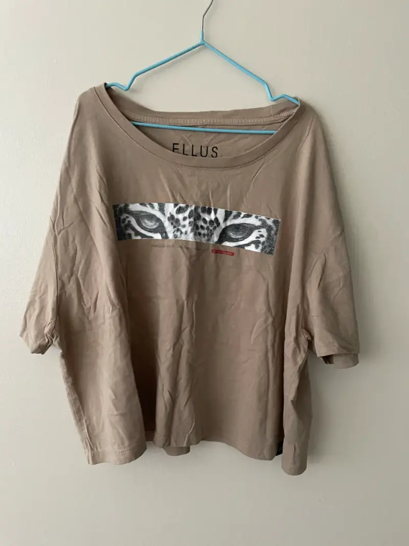 Polera Ellus con diseño de ojos de leopardo