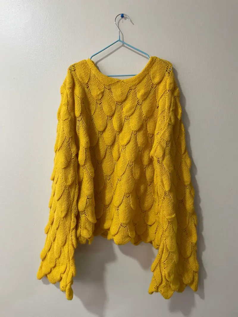 Suéter amarillo con diseño de escamas