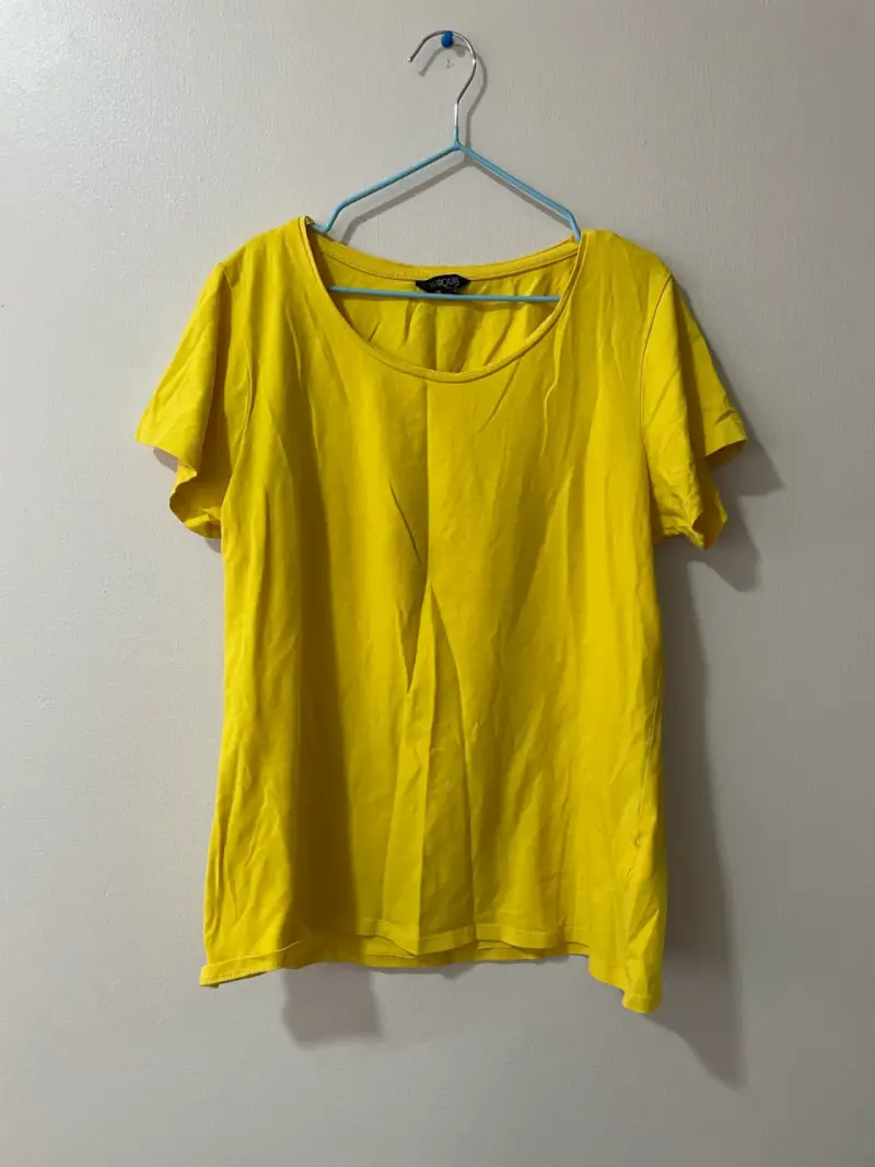 Polera amarilla marca Unique