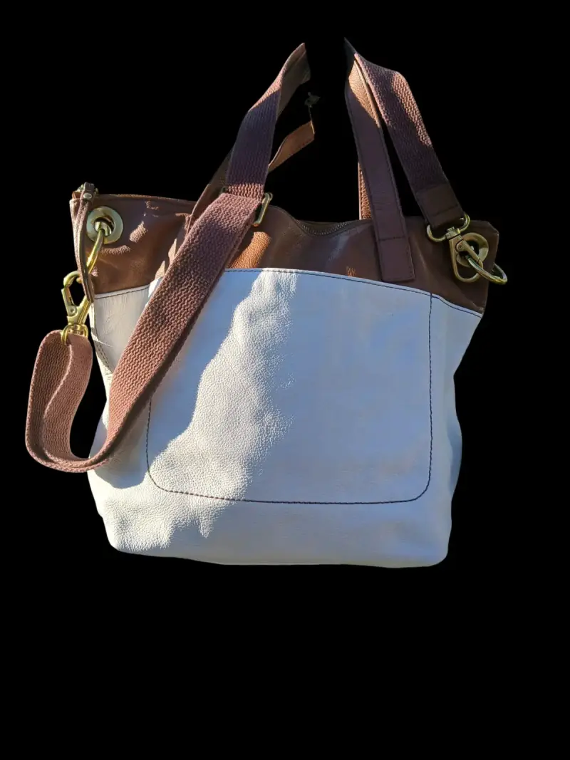 Bolso de cuero bicolor con correas ajustables