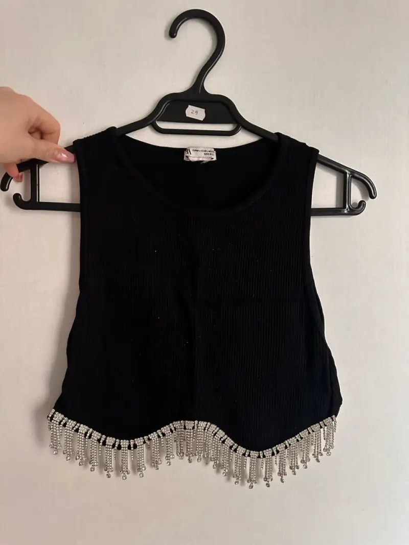 Top corto negro con flecos brillantes - 2