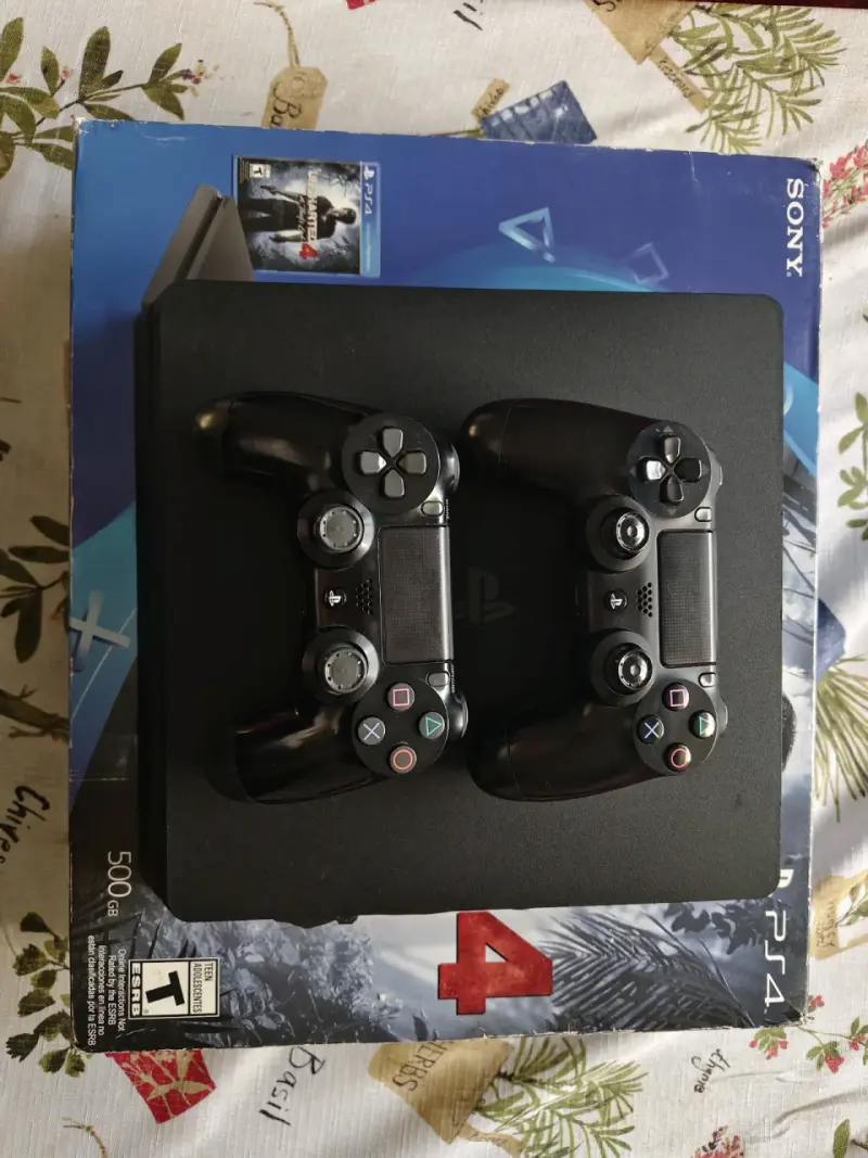 Consola PlayStation 4 con dos controles y juegos - 1