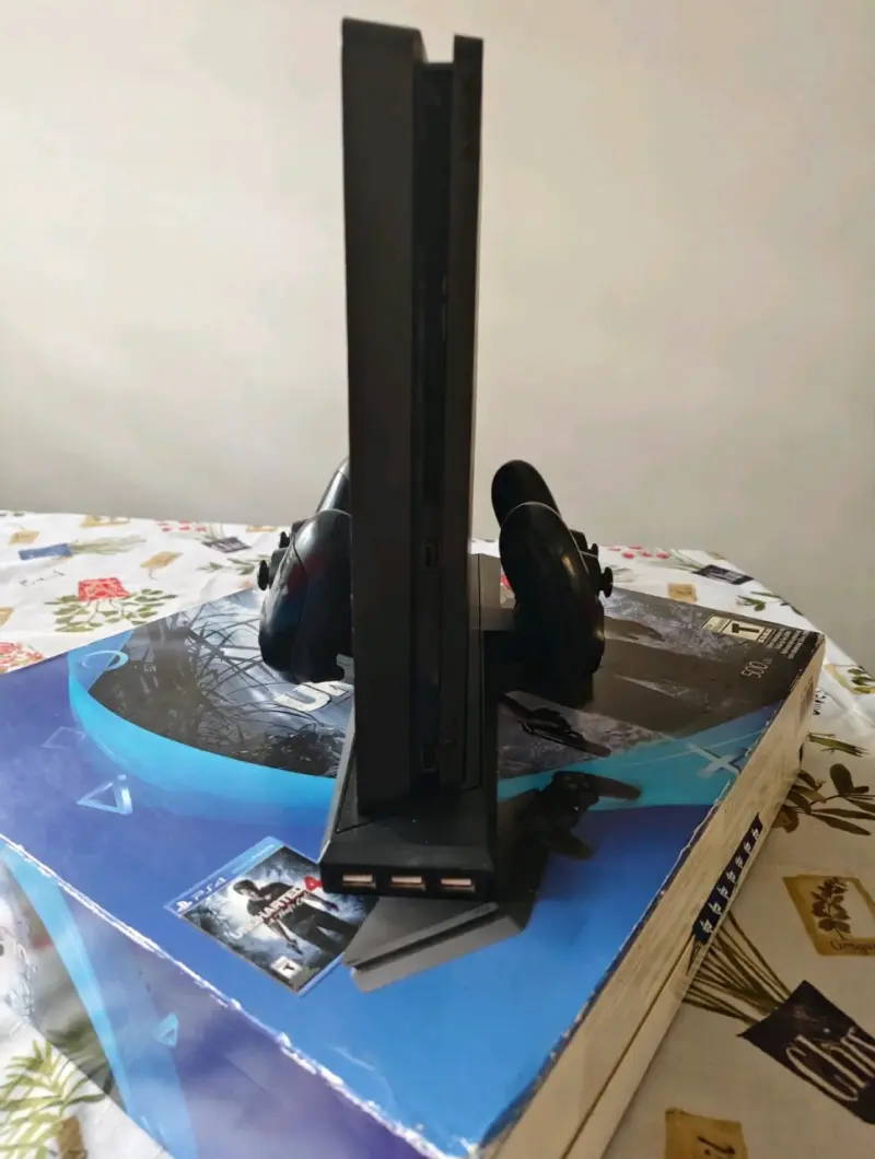 Consola PlayStation 4 con dos controles y juegos - 2