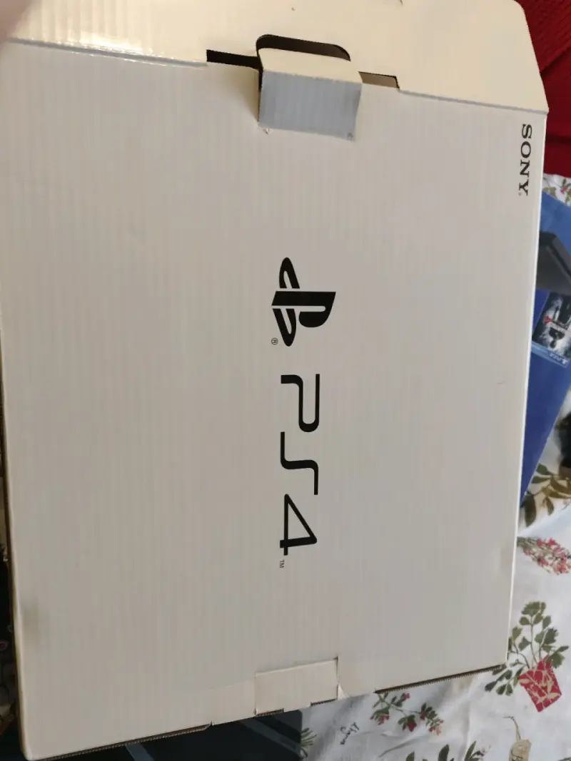 Consola PlayStation 4 con dos controles y juegos - 3