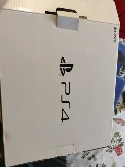 Consola PlayStation 4 con dos controles y juegos - miniatura 3