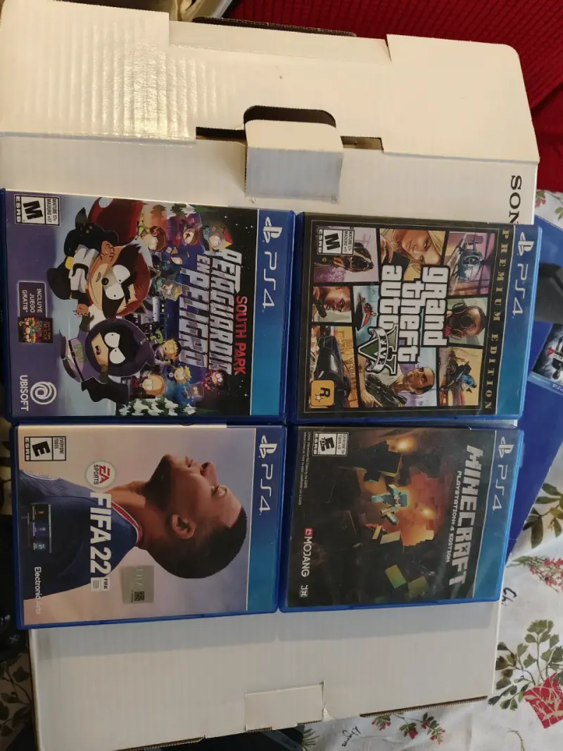 Consola PlayStation 4 con dos controles y juegos - 4