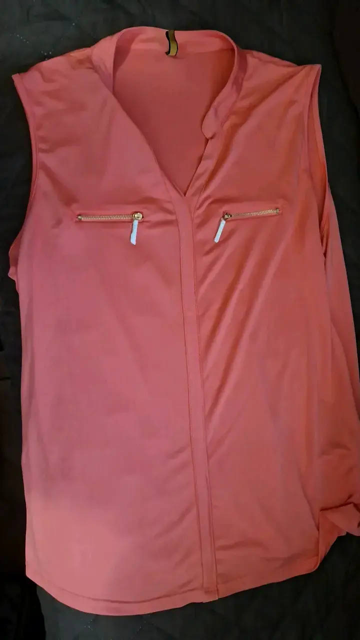 Blusa sin mangas coral con cierre decorativo