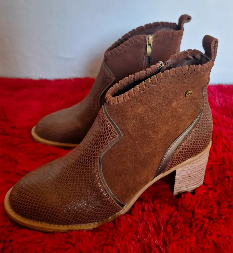Botines nuevos de cuero marrón con tacón medio - 2