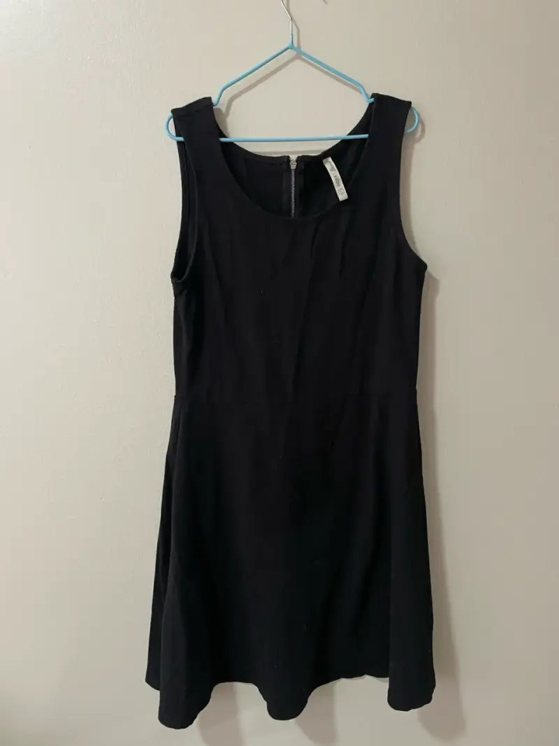 Vestido negro sin mangas con cierre trasero