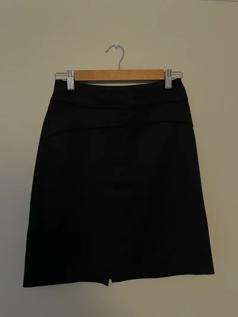Falda negra elegante
